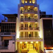 6. Intrare Hotel Golden Silk Hanoi