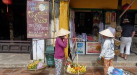 10. Vanzatoare Fructe Vietnam