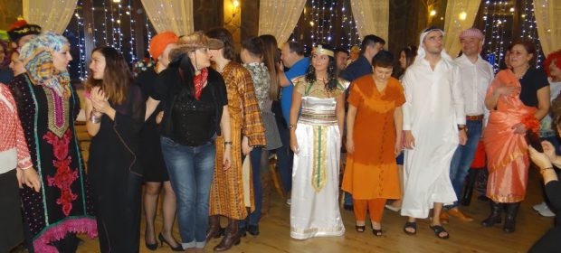 15. Imbracate In Costume Traditionale
