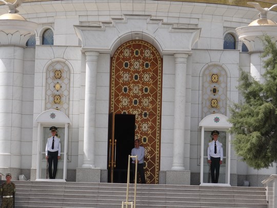 04, Intrare mormant Turkmenbashi