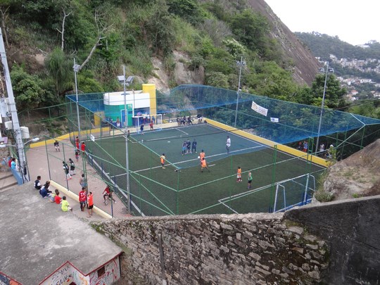 12. Teren de fotbal in favela