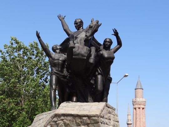 28. Statuie Ataturk