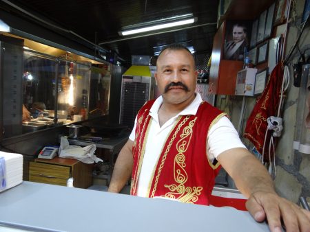 32. Vanzator inghetata