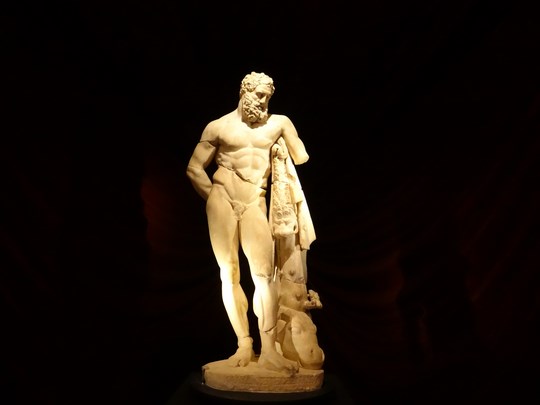40. Statuie Hercule