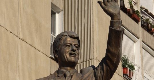 18. Statuie Clinton