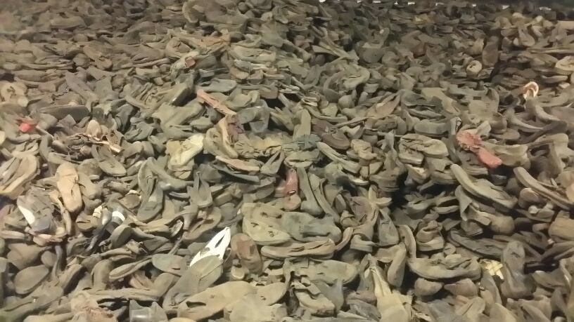 12. Papuci Auschwitz