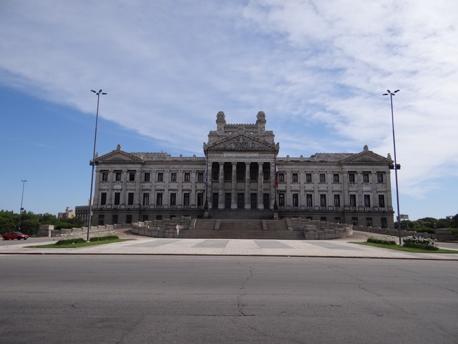 04. Parlamentul Uruguay