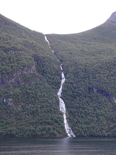 02-cascada-norvegia