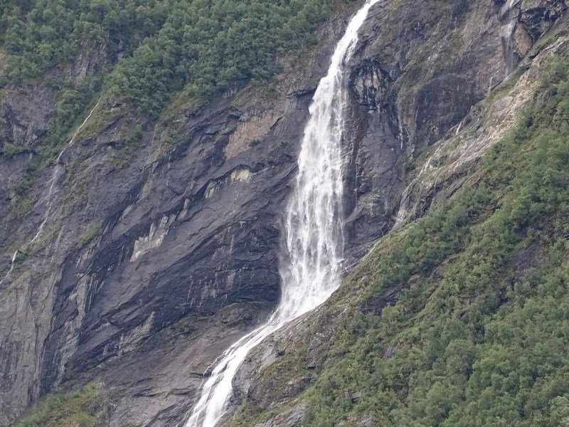 05-cascada-in-fiord