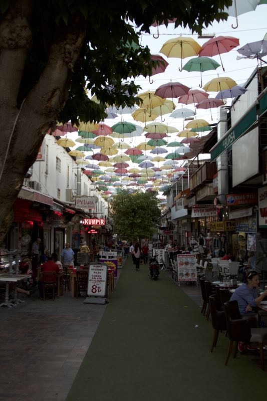 21-antalya-strada-comerciala-cu-umbrele