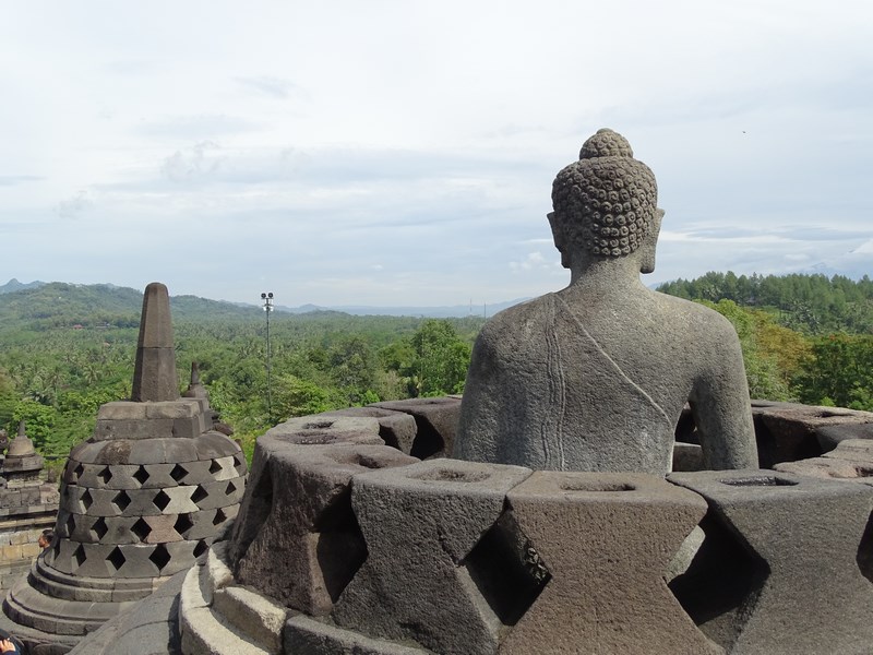 23. Buda in stupa