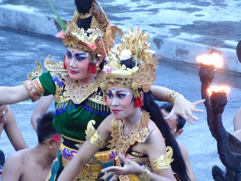 49. Dans Bali
