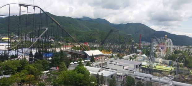 11 In Stanga Fujiyama Unul Dintre Cele Mai Inalte Roller Coastere Clasice Din Lume