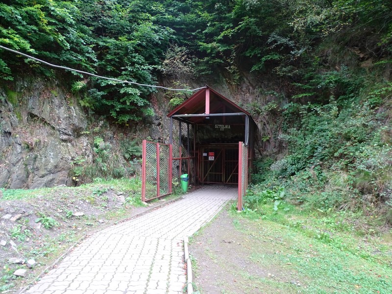 . Intrare In Tunelurile Riese