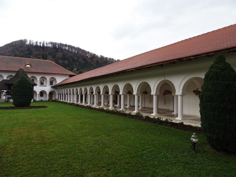 Curte Manastirea Sambata