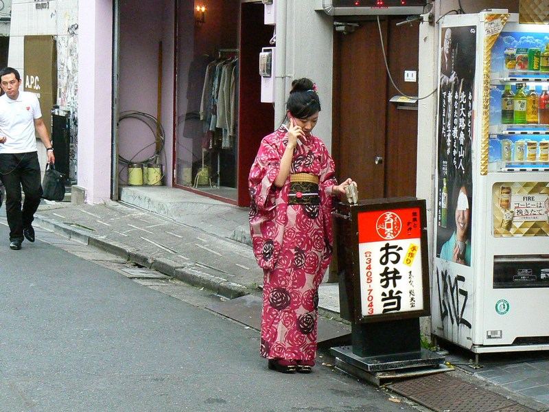 . Femeie In Kimono