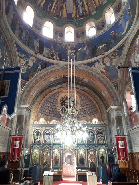 . Interior biserica romaneasca Varset