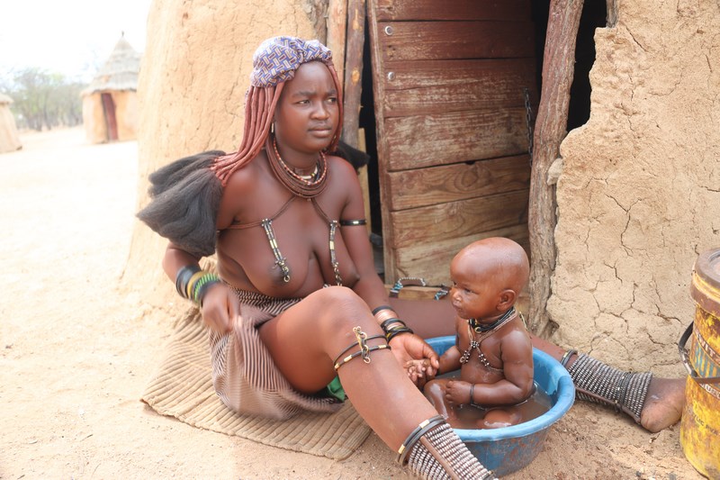 Himba spala copilul