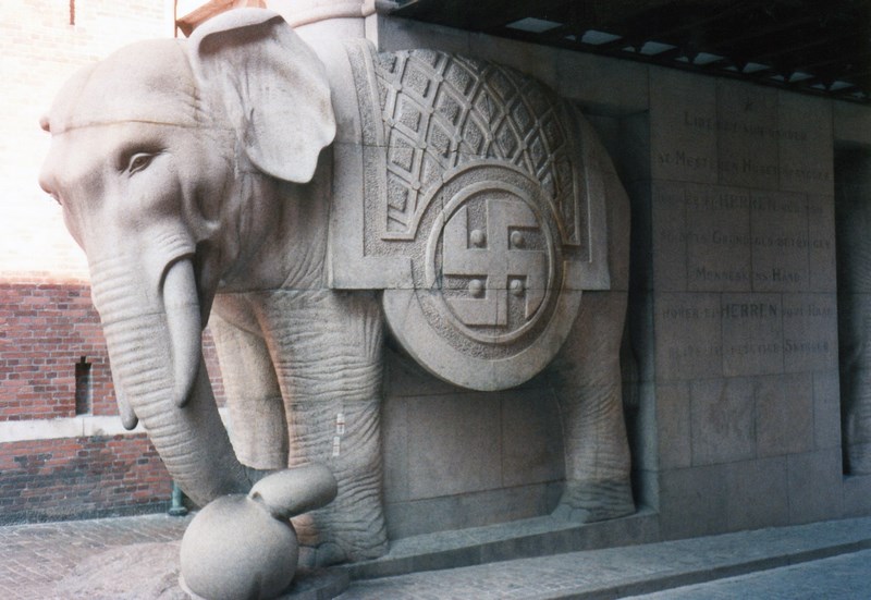 Elefant cu zvastica Carlsberg
