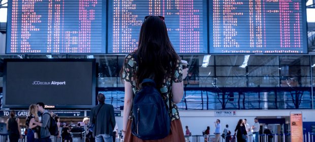 Femeie in aeroport