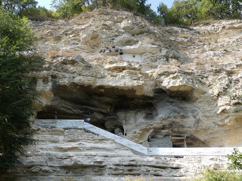 Manastire sapata in piata Aladja