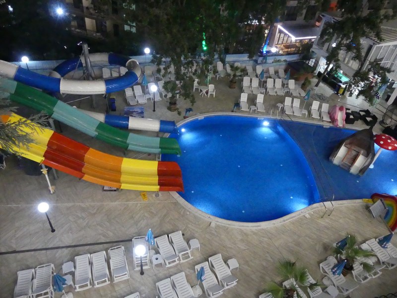 Piscina noaptea