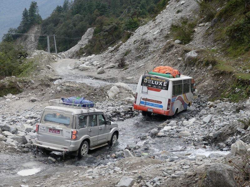 Jeep si autobuz