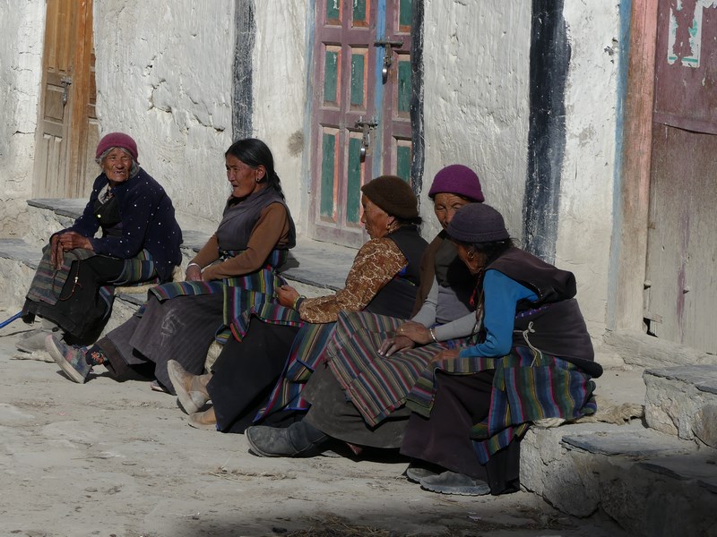 Femei in Lo Manthang