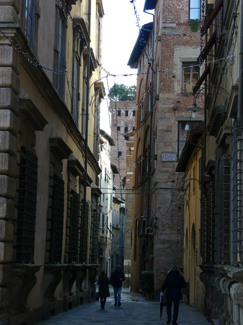 Strazi Lucca