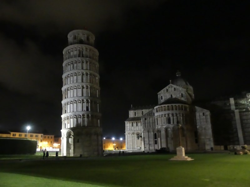 Pisa noaptea