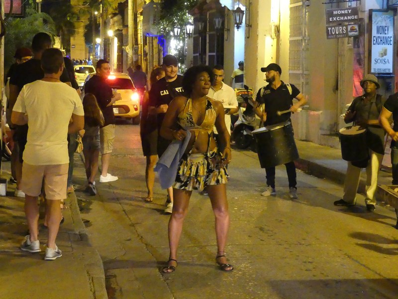 Strip tease pe strada