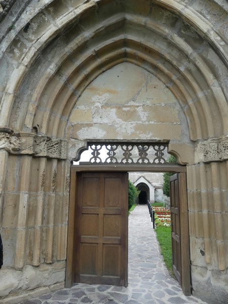 Poarta manastire