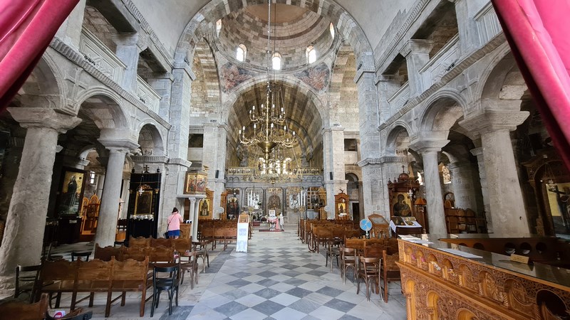 Interior biserica Paros