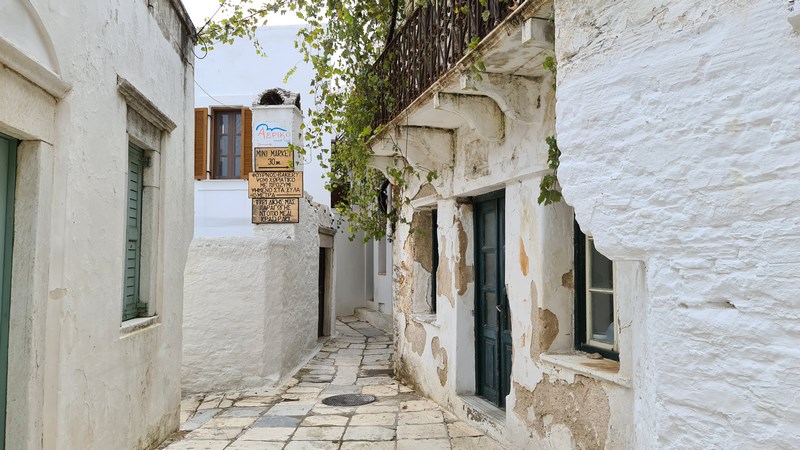 . Apeiranthos stradute