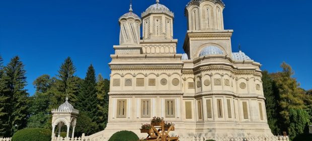 . Catedrala Curtea de Arges