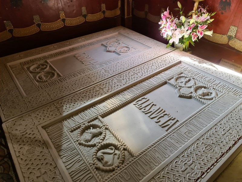 Morminte Regele Carol si Regina Elisabeta