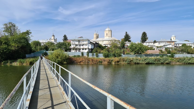 Pod Manastirea Pasarea