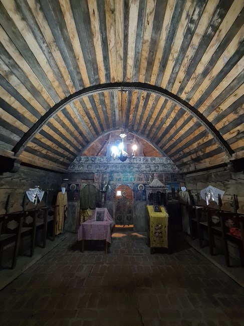 Interior biserica de lemn