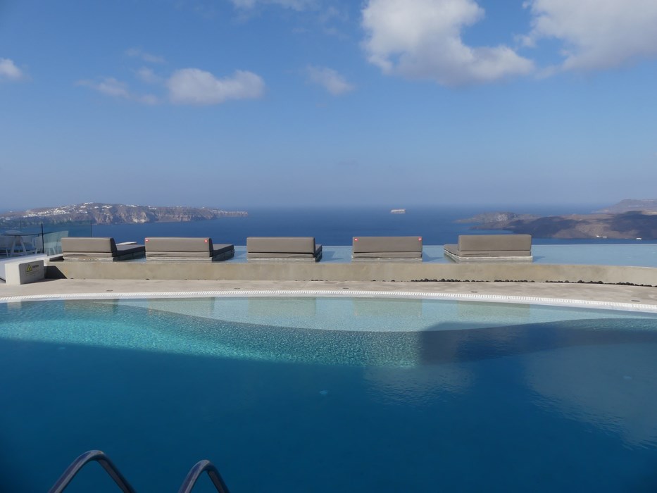 Infinity Pool Lilium Santorini