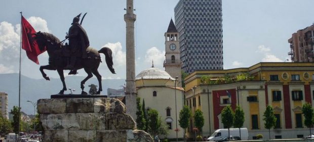 Tirana Skanderbeg si Moscheea Ethem Bej