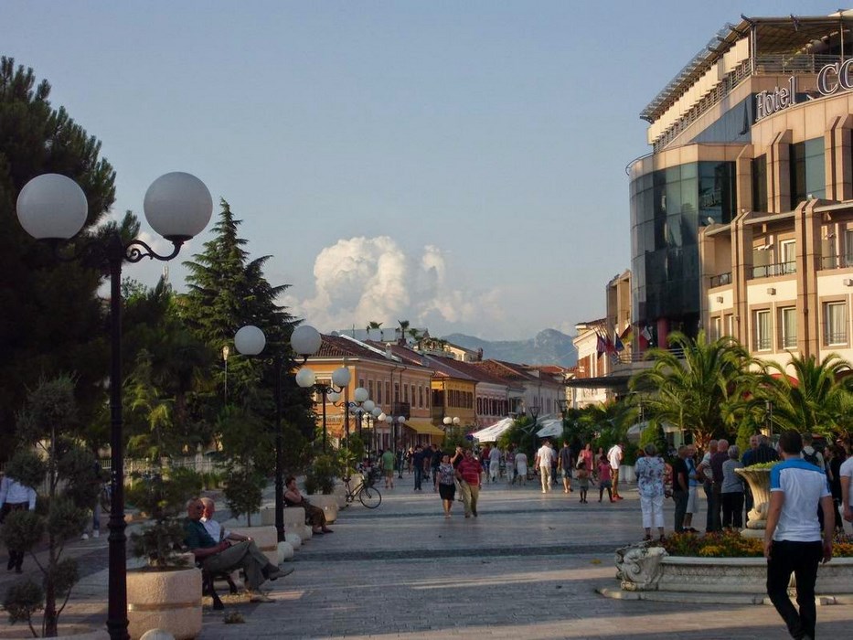 Shkoeder zona pietonala