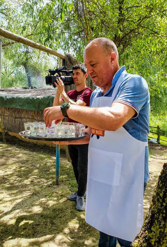 . Am fost omeniți cu un păhărel de țuică încă de la sosire
