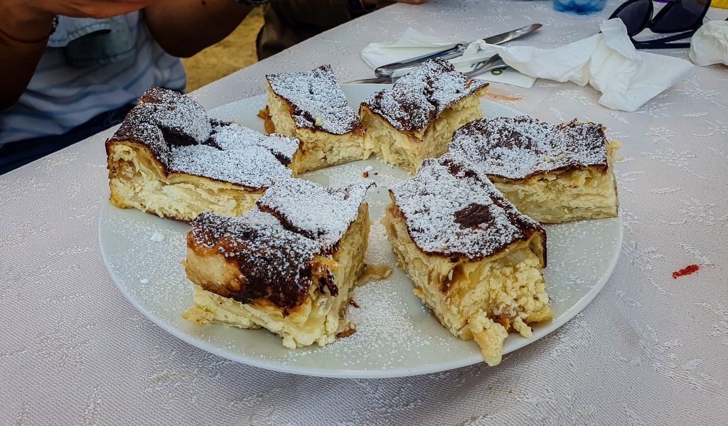 . Plăcintă cu brânză și stafide foarte apreciată