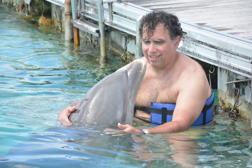 Imbratisand un delfin