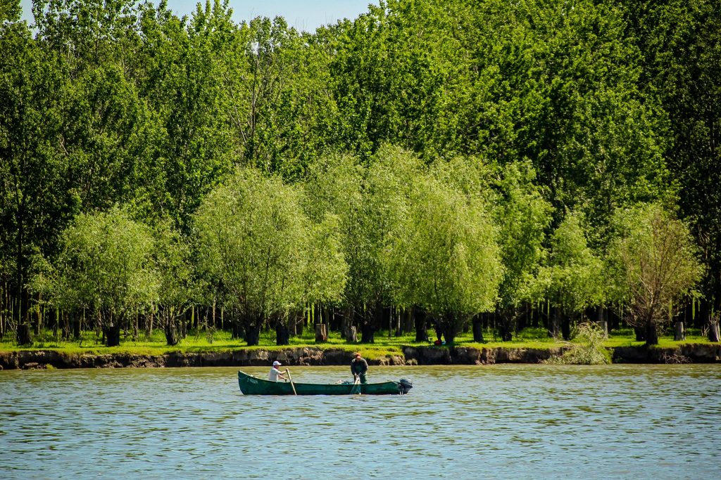 . Pescari în Delta Dunării