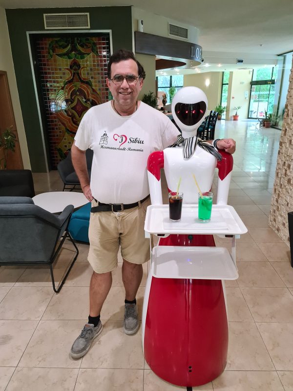 Robot cu cocktailuri