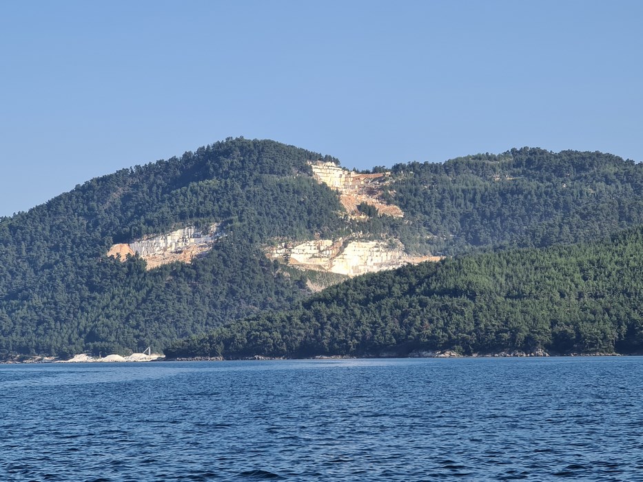 Thasos din larg exploatari marmura