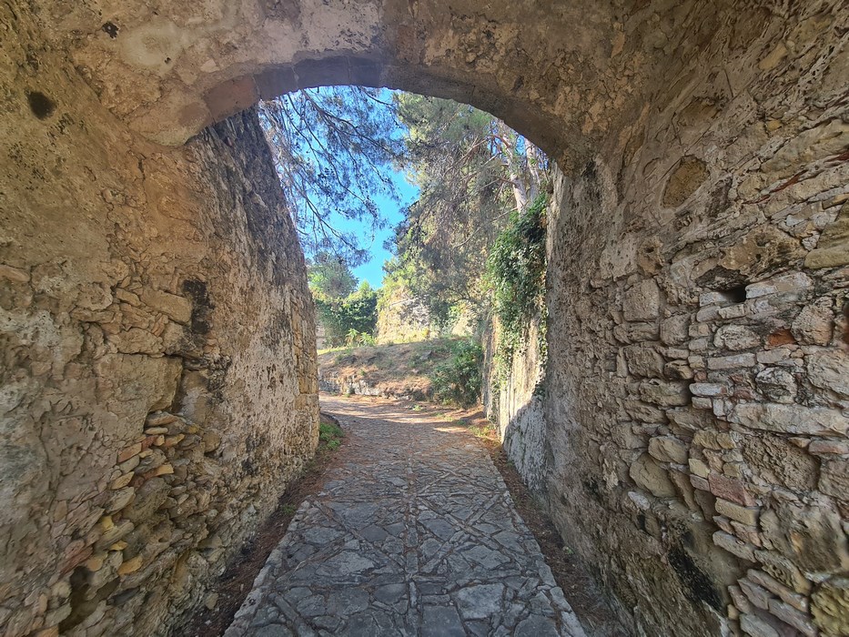Intrare in cetate
