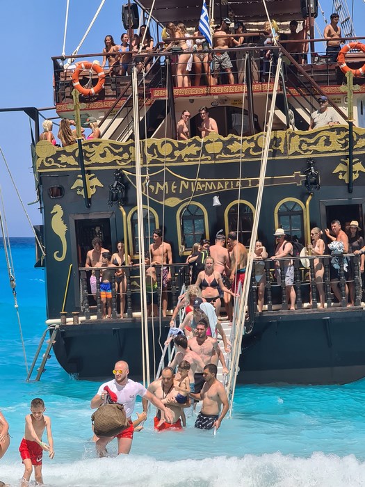 Debarcare Navagio