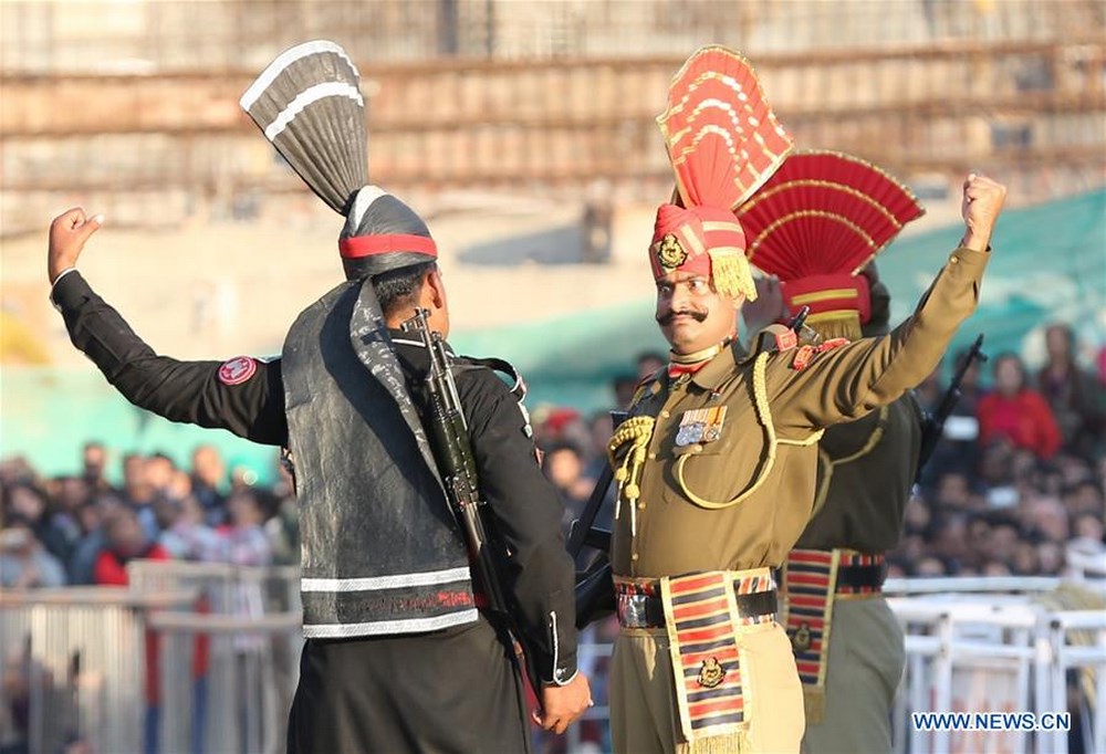 Coborare steaguri India Pakistan